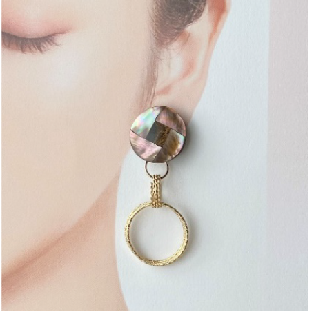 女性がピアスをつけている写真